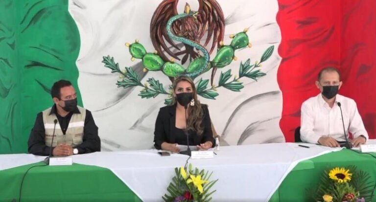 Gobernadora Evelyn Salgado encabeza informe con bandera modificada