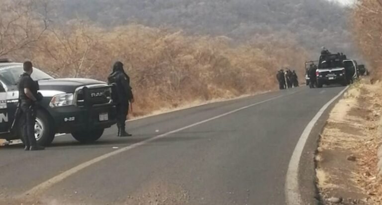 Hallan cuatro cuerpos a un costado de la carretera en Tangamandapio