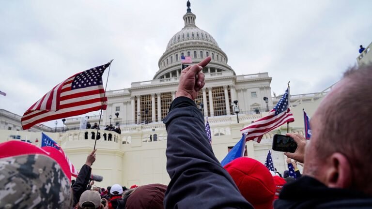 Jueces cuestionan esfuerzos de Trump por mantener en secreto registros de disturbios en el Capitolio
