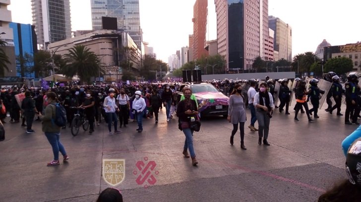 Marchan en CDMX contra la violencia de género; hay cinco policías lesionadas