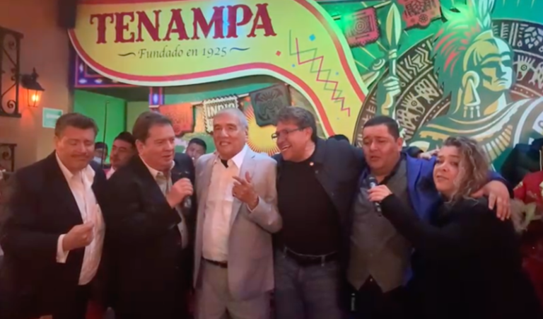 Monreal, ‘El Coque’ y amigos se avientan ‘palomazo’ en honor a José Alfredo Jiménez en el Tenampa