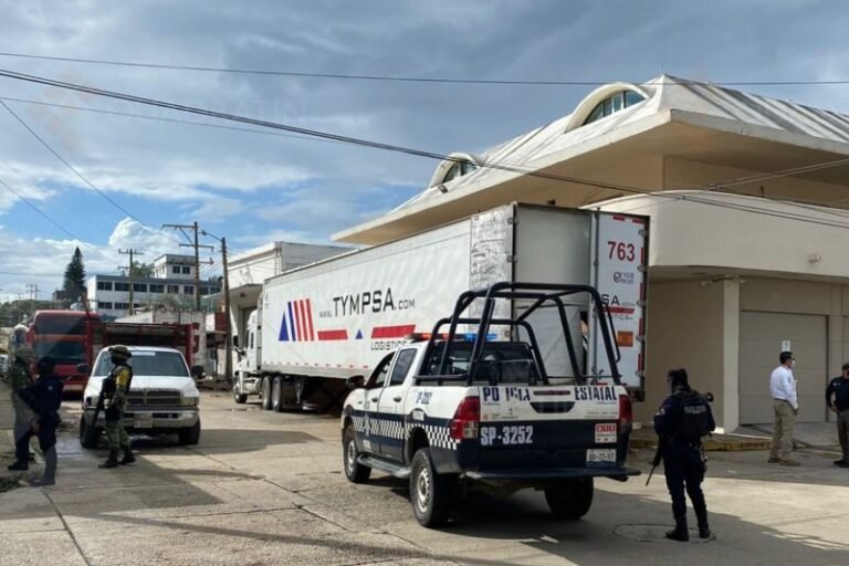 Rescatan a 600 migrantes en autopista de Veracruz; estaban hacinados en dos tráileres