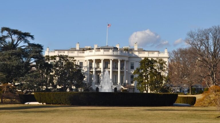 Secretaria de prensa de Casa Blanca da positivo por Covid, vio a Biden el martes