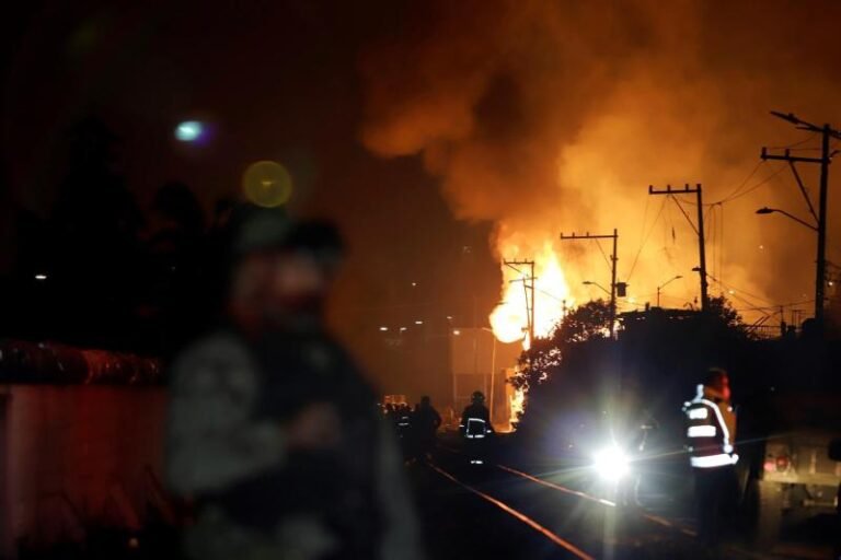 Sube a cinco la cifra de muertos por explosión de gasoducto en Puebla