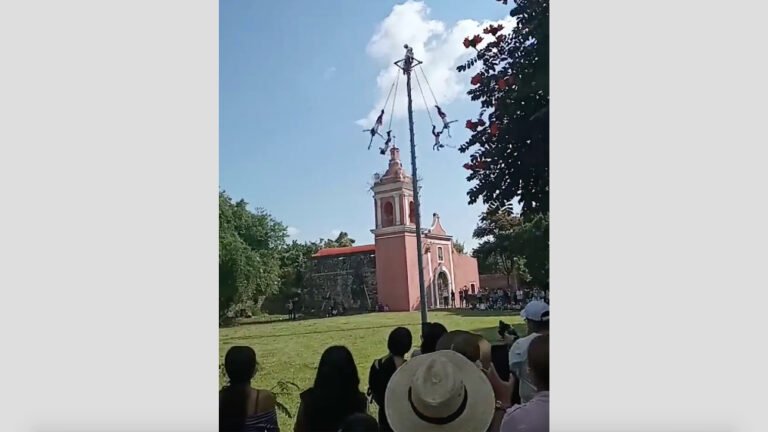 #Video Cae volador de Papantla durante festejo en Puebla