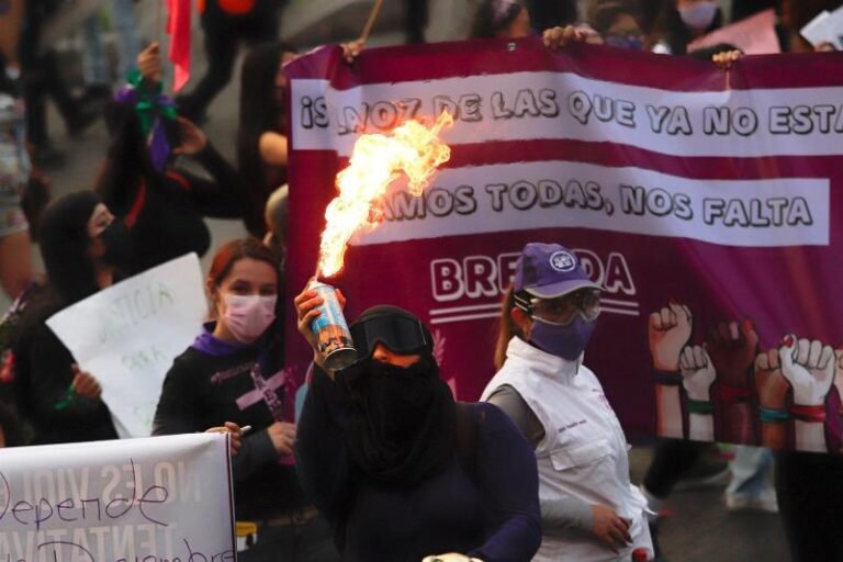 #Video Gobierno capitalino revela agresiones a policías en marcha del 25N; ¿a quién le sirve?, cuestionó Sheinbaum