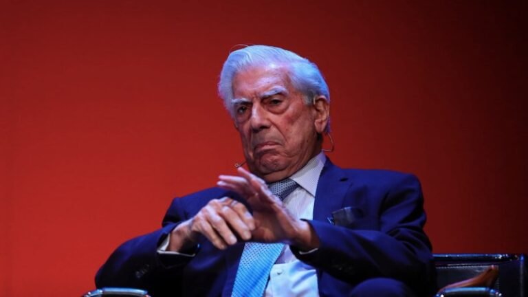 A AMLO le “da gusto constatar la decadencia” de Vargas Llosa