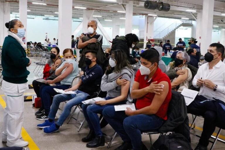 En México aplican refuerzo anticovid a médicos a un año de iniciar vacunación