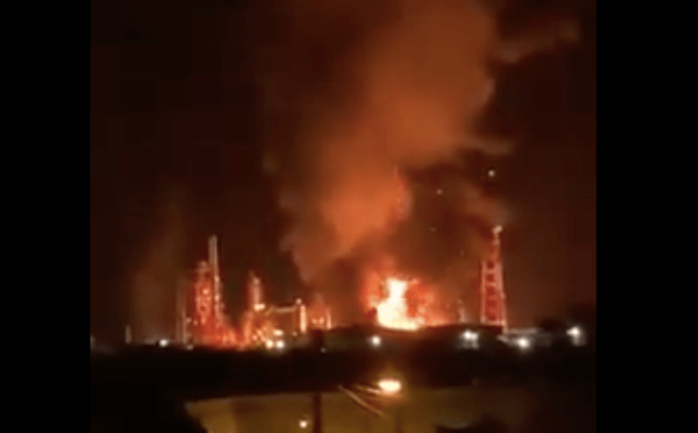 #Video Controlan incendio en refinería Lázaro Cárdenas de Minatitlán