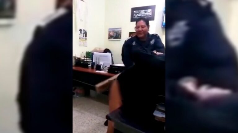 Policía de Veracruz renuncia tras ser exhibida golpeando con tabla a persona