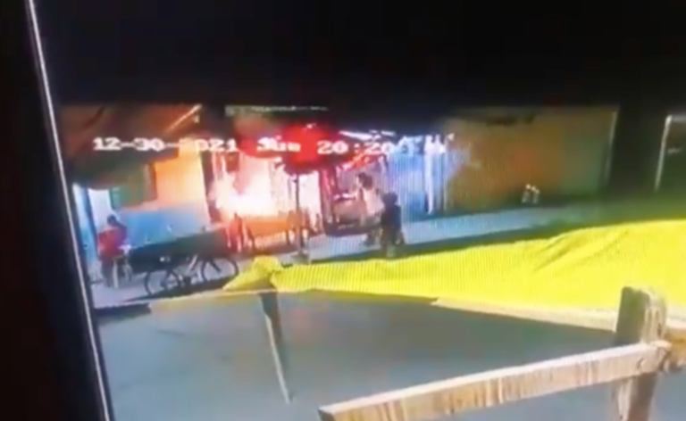 #Video Menores provocan incendio en puesto de pirotecnia en Tabasco