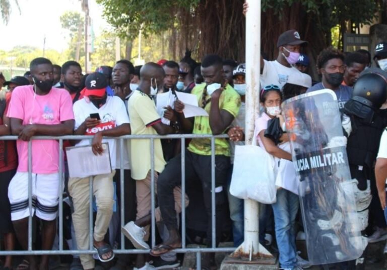 Migrantes de África y Haití se enfrentan con Guardia Nacional en Tapachula