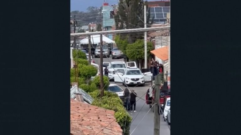 #Video Grupo armado irrumpe en funeral y fusila a 17 personas en Michoacán