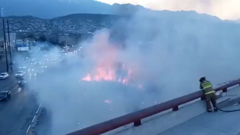 Bomberos atienden incendio en el Río Santa Catarina de Monterrey