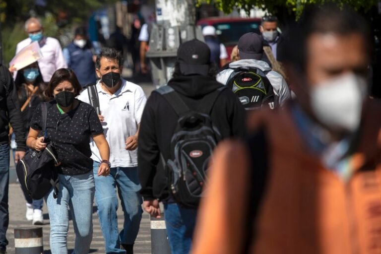 México registró en las últimas 24 horas 10 mil 558 casos y 461 muertes por COVID-19