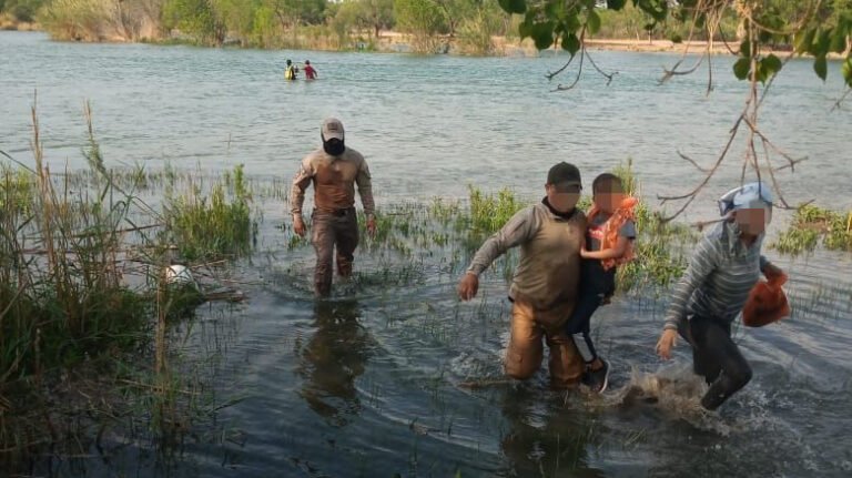 INM rescata en el río Bravo a migrante cubana y su hijo