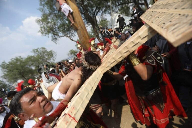 Iztapalapa representa su viacrucis con el “corazón marchito” por la pandemia