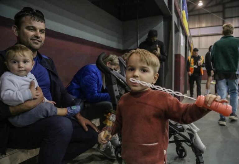 Refugiados ucranianos son ubicados en albergue temporal en Tijuana