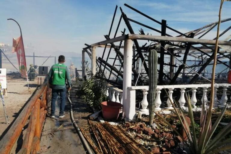 Se incendia Palapa Griega en San Carlos, Sonora