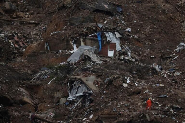 Suben a 14 los muertos en deslizamientos por lluvias en Río de Janeiro