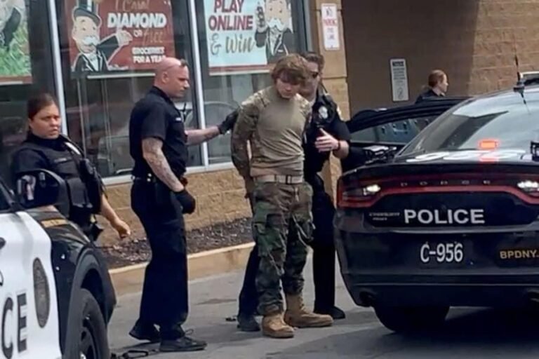 Un sujeto asesinó ayer a 10 personas con rifle de alto calibre y lo transmitió en vivo, ocurrió en un supermercado de la ciudad Buffalo.
