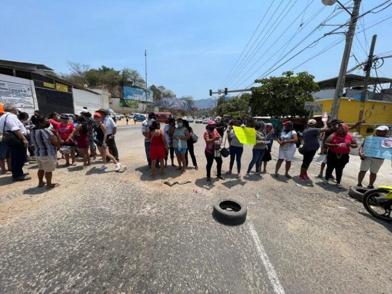 Bloquean carretera México-Acapulco y Autopista del Sol para exigir presentación con vida de Yoseline