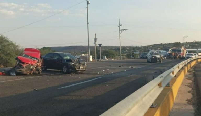 Detenido roba patrulla en Querétaro y causa choque; hay un muerto