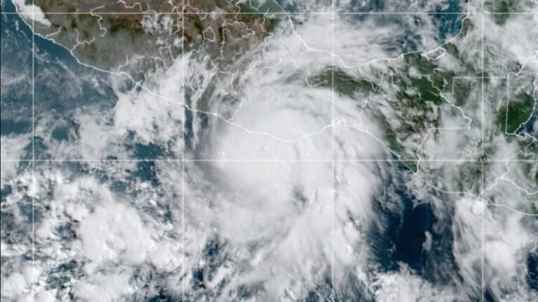 Huracán Agatha se ubica a tan solo 60 km al sur de Puerto Escondido, Oaxaca