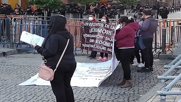 Maestros demandan mejores condiciones de trabajo frente a Palacio Nacional