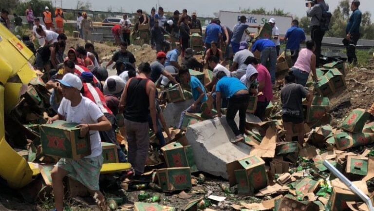 #Video Vuelca tráiler en Ecatepec y vecinos llegan para robar cervezas