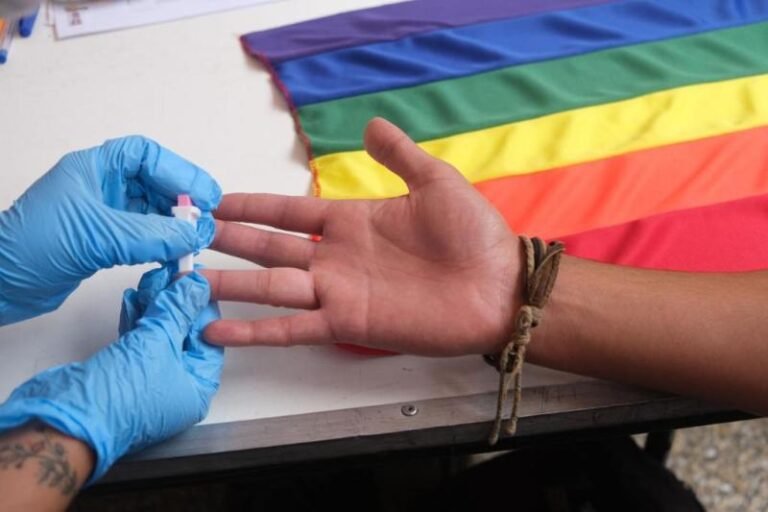 IMSS realiza pruebas rápidas de VIH y hepatitis en Marcha del Orgullo LGBTTTIQ+