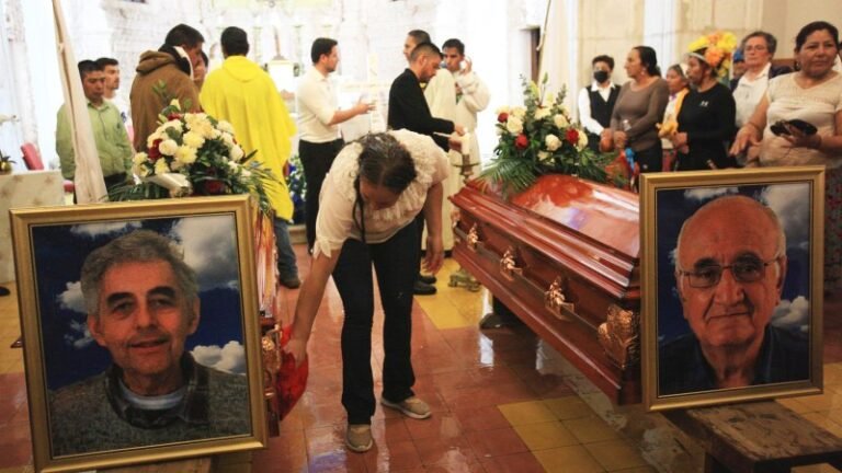 Sepultarán a sacerdotes jesuitas en atrio de iglesia de Cerocahui