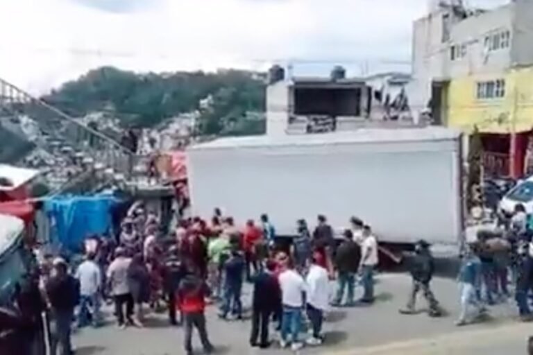 Choque de tráiler contra puente en carretera Naucalpan-Toluca deja al menos dos muertos