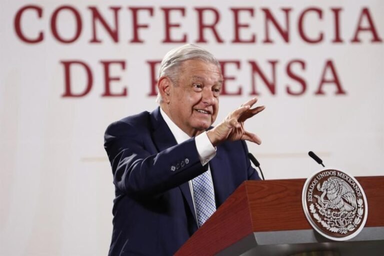 “Son tratados como paleros”: AMLO defiende a periodistas afines a la 4-T