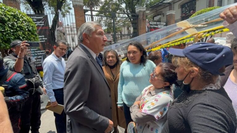 Adán Augusto López atiende a manifestantes en Segob