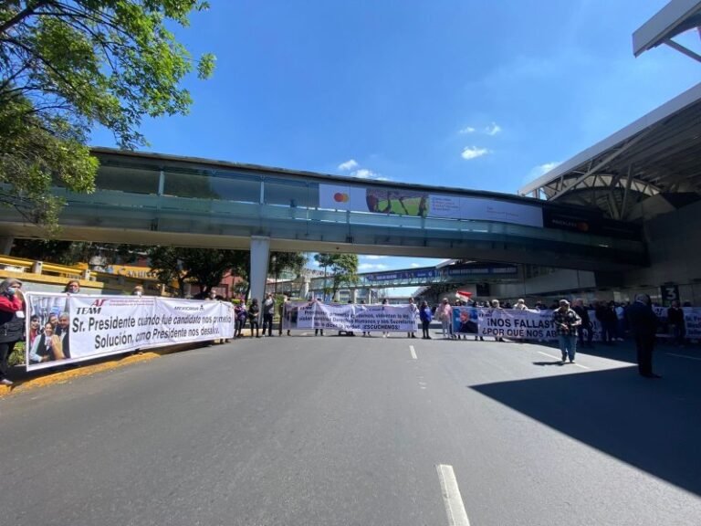 Jubilados de Mexicana de Aviación bloquean Terminal 1 del AICM