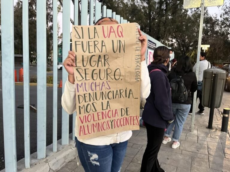 #Video Alumnos toman la Autónoma de Querétaro en protesta por casos de acoso sexual
