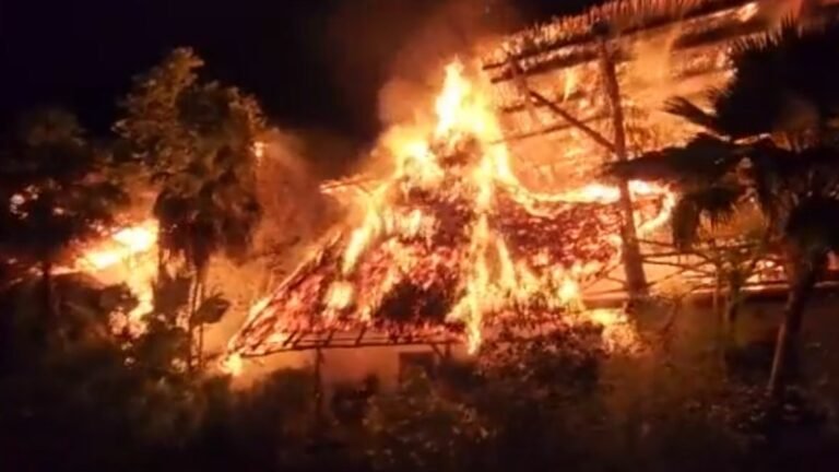 Fuerte incendio en la isla de Holbox afecta varios hoteles