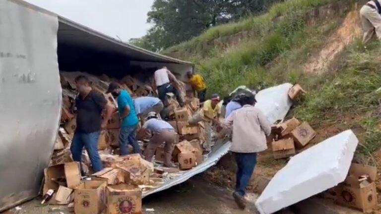 “Navidad adelantada”, pobladores rapiñan tráiler con cerveza en Veracruz