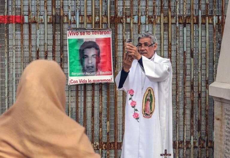 Realizan en Tijuana misa por 43 normalistas desaparecidos de Ayotzinapa