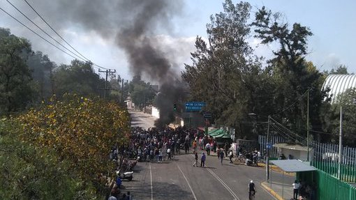 #Video Chocan policía y vecinos en Xochimilco por proyecto hidráulico