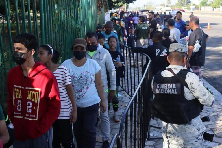 Migrantes en Chiapas piden libre tránsito en medio de visita de Biden