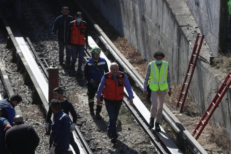 Permanecen 21 personas hospitalizadas tras choque en Línea 3; Metro alista retiro de trenes