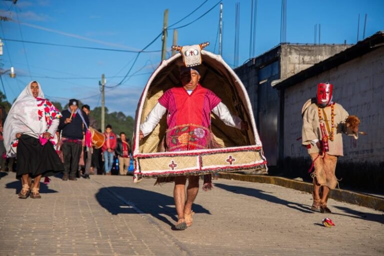 Tzotziles danzan por el Día de Reyes en Zinacantán