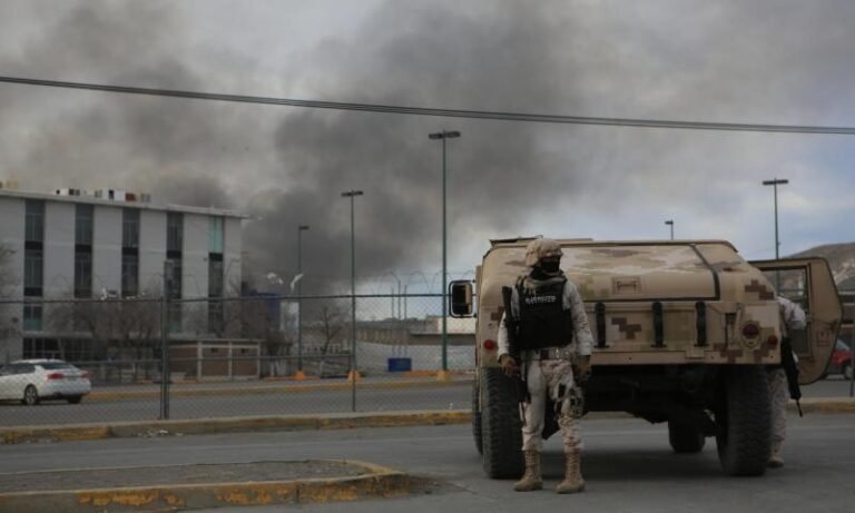 Van 17 muertos y 27 reos fugados del Cereso 3 de Ciudad Juárez; entre los evadidos está ‘El Neto’, líder criminal