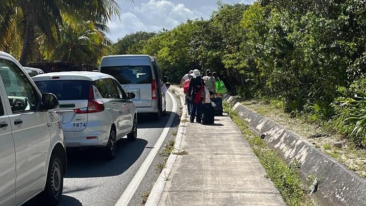 #Video Taxistas bloquean zona hotelera de Cancún; turistas caminan hacia el aeropuerto