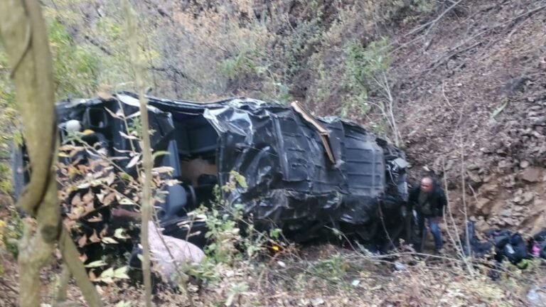 Vuelca vehículo de Banda Encinera en Oaxaca; hay 3 muertos