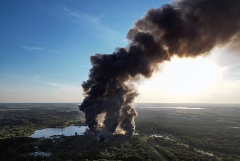 Aumenta a tres el número de muertos por incendio en la refinería de Pemex en Minatitlán