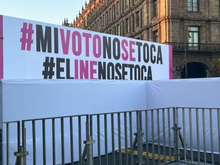 Comienza llegada al Zócalo de manifestantes a favor del INE