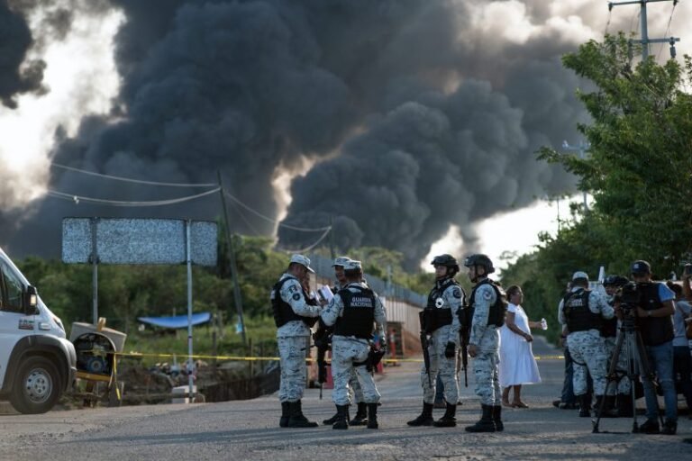 Incendio en instalaciones de Pemex en Ixhuatlán deja tres trabajadores lesionados y cinco desaparecidos